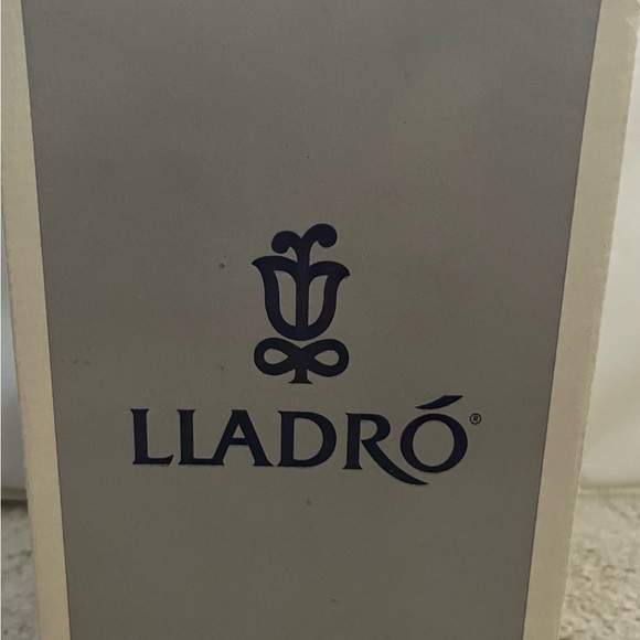 LLADRO Linda Con Maceta Spring is Coming - Picture 14 of 14